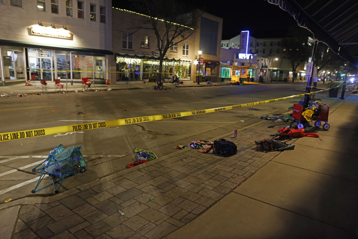 Usa, strage in Wisconsin: 5 morti, 40 feriti. Fermato un rapper 39enne VIDEO Usa, strage in Wisconsin: 5 morti, 40 feriti. Fermato un rapper 39enne VIDEO