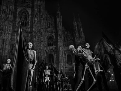 Milano: centinaia di scheletri in marcia in silenzio in centro, ecco perché