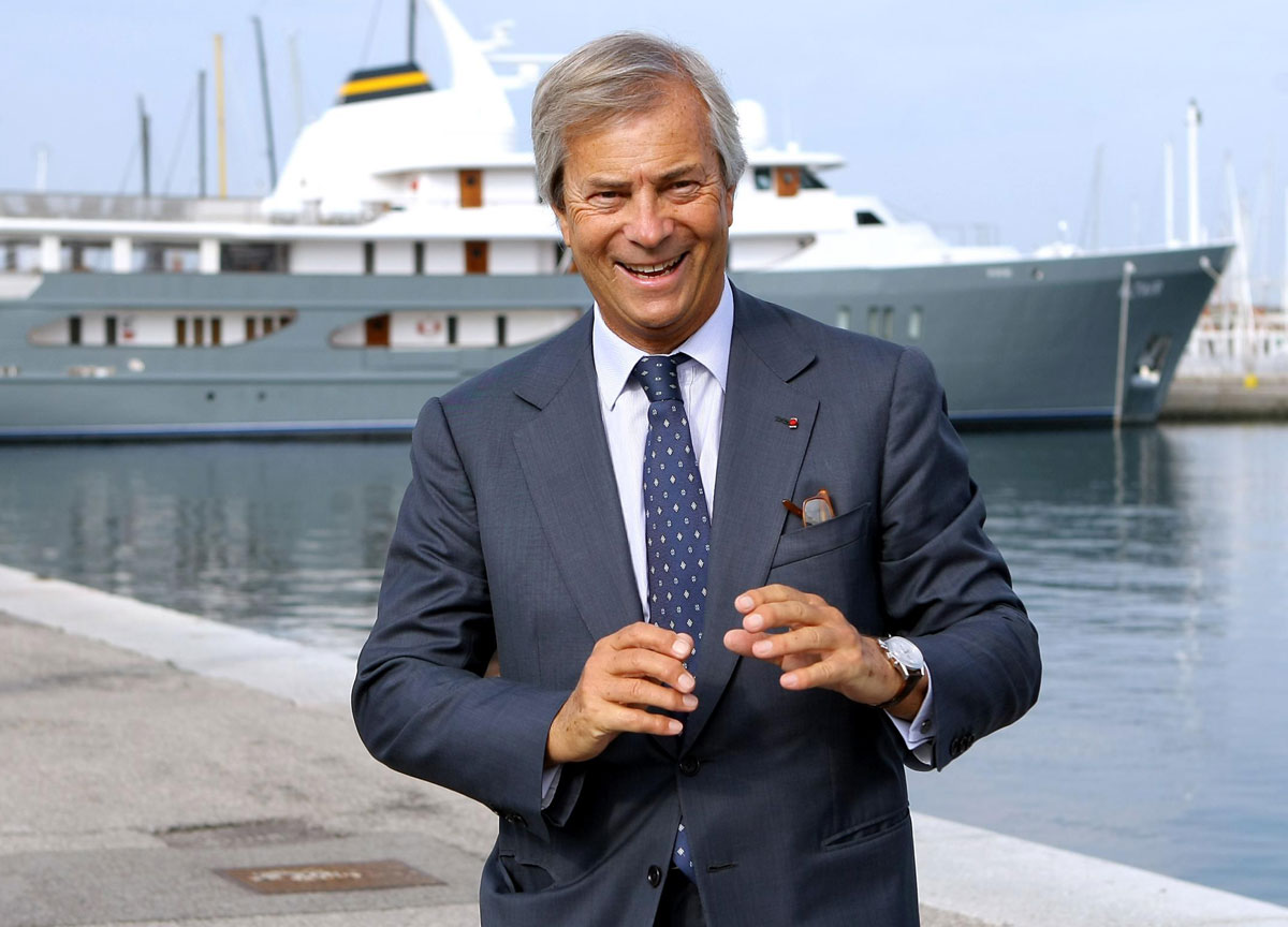 Opa Tim-Kkr, Vivendi: “Non dismettiamo quota”. Cala il titolo a Piazza Affari Opa Tim-Kkr, Vivendi: “Non dismettiamo quota”. Cala il titolo a Piazza Affari