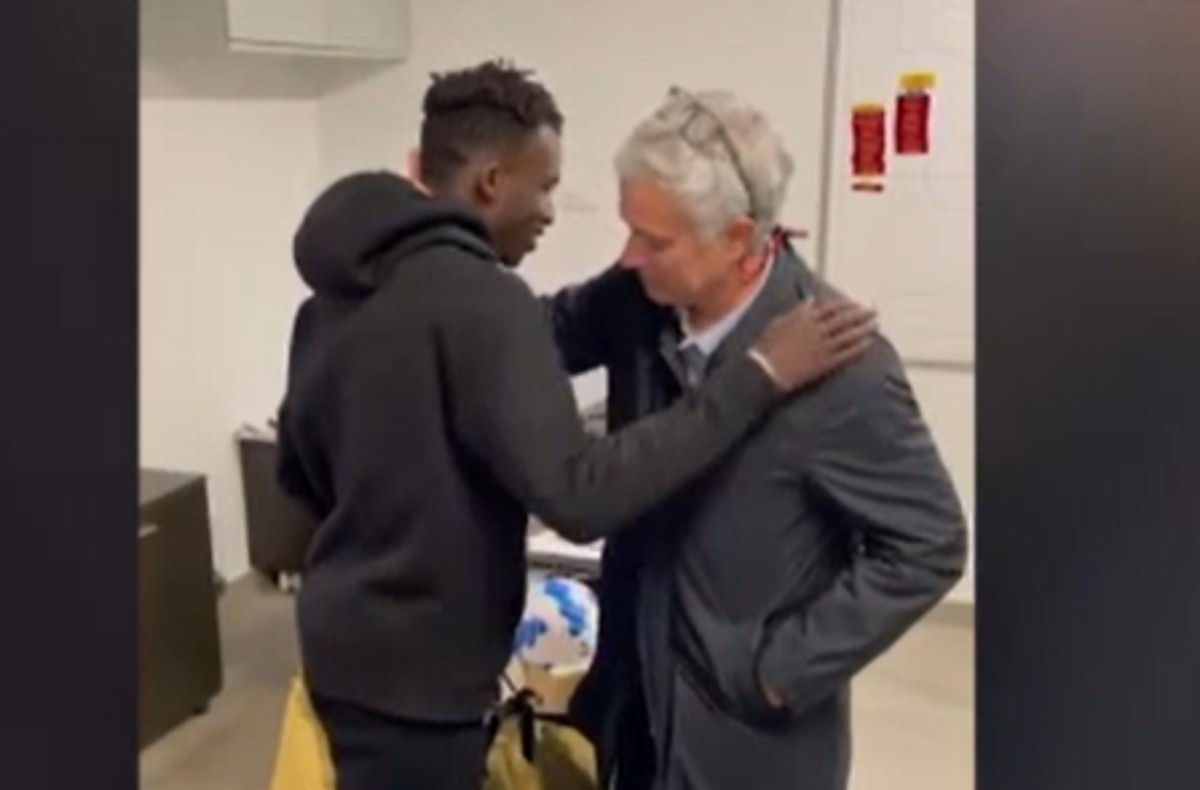 Mourinho fa un regalo al baby prodigio e da dietro: “Ci sono le banane”. VIDEO Mourinho fa un regalo al baby prodigio e da dietro: “Ci sono le banane”. VIDEO