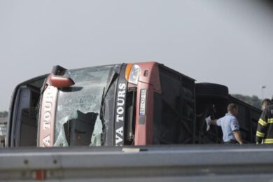 Bulgaria, pullman si schianta e prende fuoco: almeno 46 morti, 12 bambini