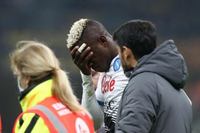 Napoli, Osimhen operato: tempi di recupero lunghi. Il chirurgo: “Danno devastante”