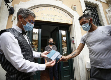 Super Green Pass, forse già da lunedì 29/11. No Vax esclusi dalla vita sociale