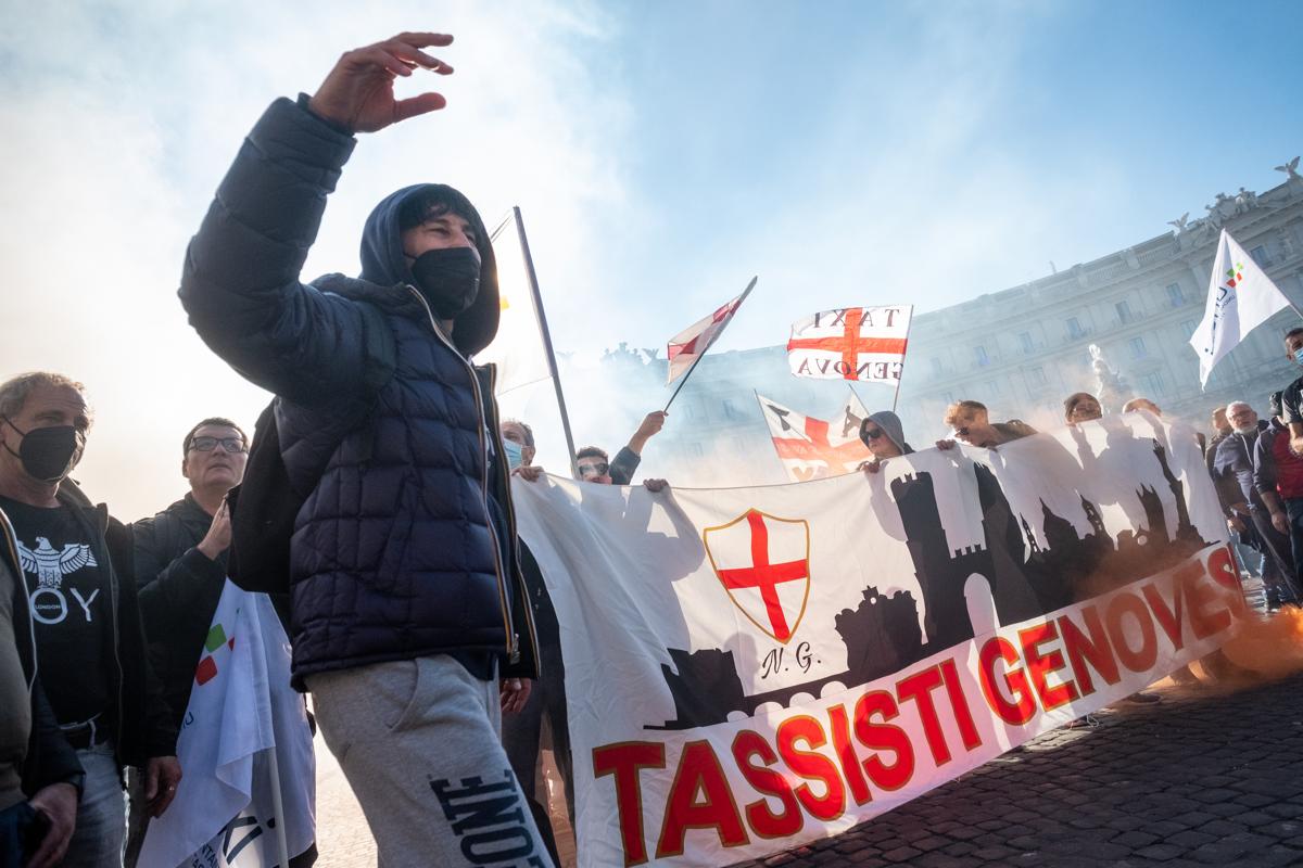Taxi, sciopero generale: petardi e cori contro Draghi, Uber e la Lucarelli Taxi, sciopero generale: petardi e cori contro Draghi, Uber e la Lucarelli