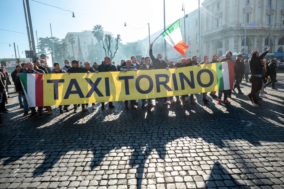 Taxi, sciopero generale: petardi e cori contro Draghi, Uber e la Lucarelli Taxi, sciopero generale: petardi e cori contro Draghi, Uber e la Lucarelli