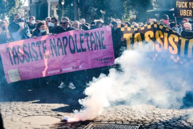 Taxi, sciopero generale: petardi e cori contro Draghi, Uber e la Lucarelli