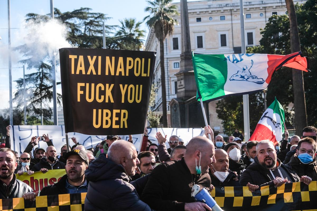 Taxi, sciopero generale: petardi e cori contro Draghi, Uber e la Lucarelli Taxi, sciopero generale: petardi e cori contro Draghi, Uber e la Lucarelli