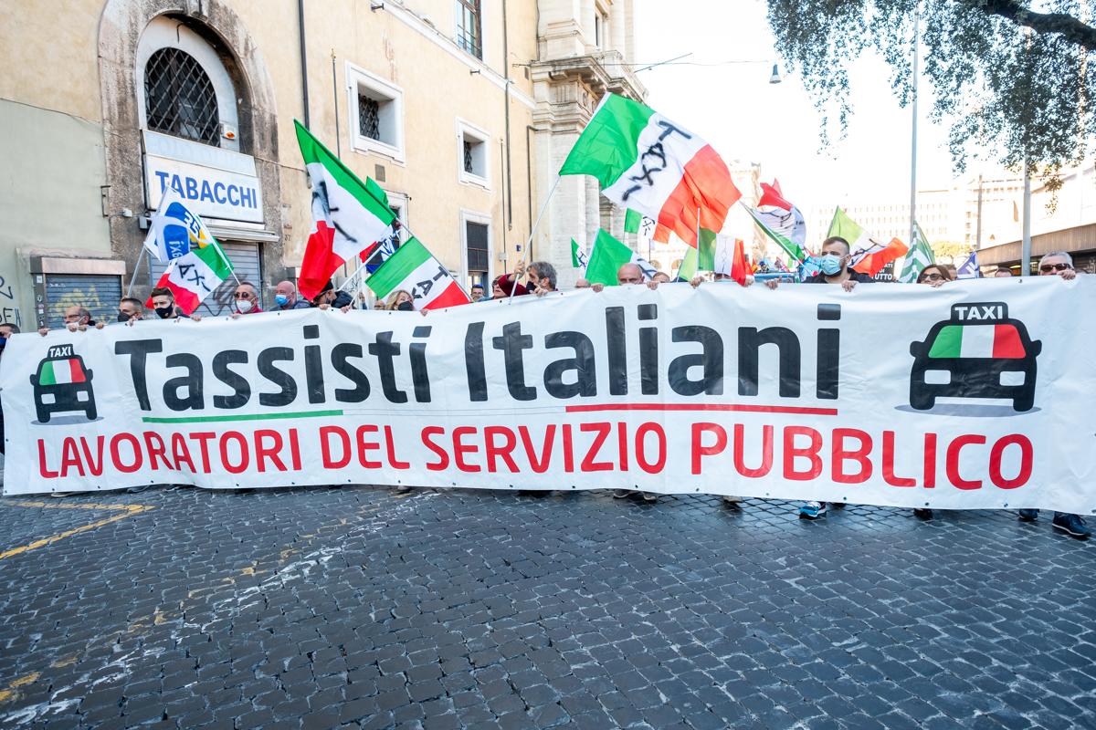 Taxi, sciopero generale: petardi e cori contro Draghi, Uber e la Lucarelli Taxi, sciopero generale: petardi e cori contro Draghi, Uber e la Lucarelli