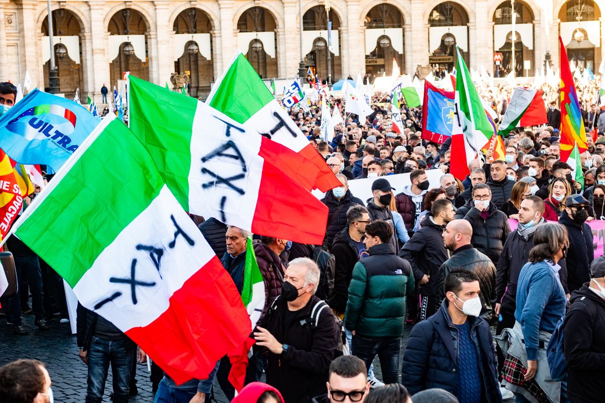 Taxi, sciopero generale: petardi e cori contro Draghi, Uber e la Lucarelli Taxi, sciopero generale: petardi e cori contro Draghi, Uber e la Lucarelli