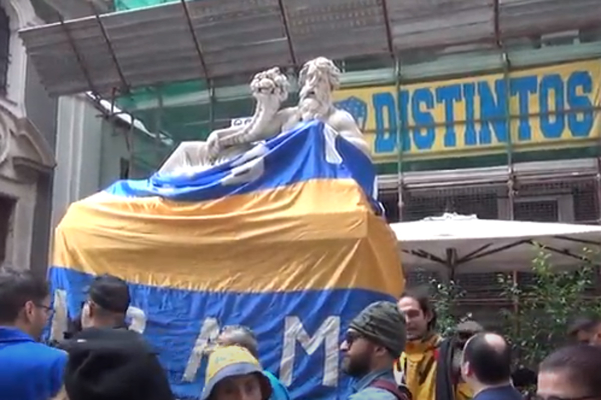Anniversario morte Maradona, tifosi argentini celebrano Diego nel centro storico di Napoli Anniversario morte Maradona, tifosi argentini celebrano Diego nel centro storico di Napoli