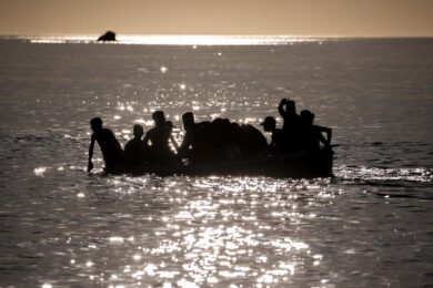 Francia, naufragio di migranti al largo di Calais: diverse vittime