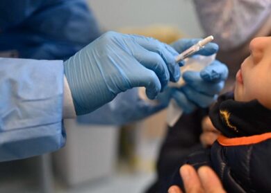 Vaccino bambini al via, ipotesi obbligo e scuole chiuse per i non vaccinati