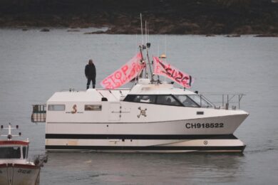 Brexit, pescatori francesi bloccano La Manica: “Rivogliamo le nostre licenze”