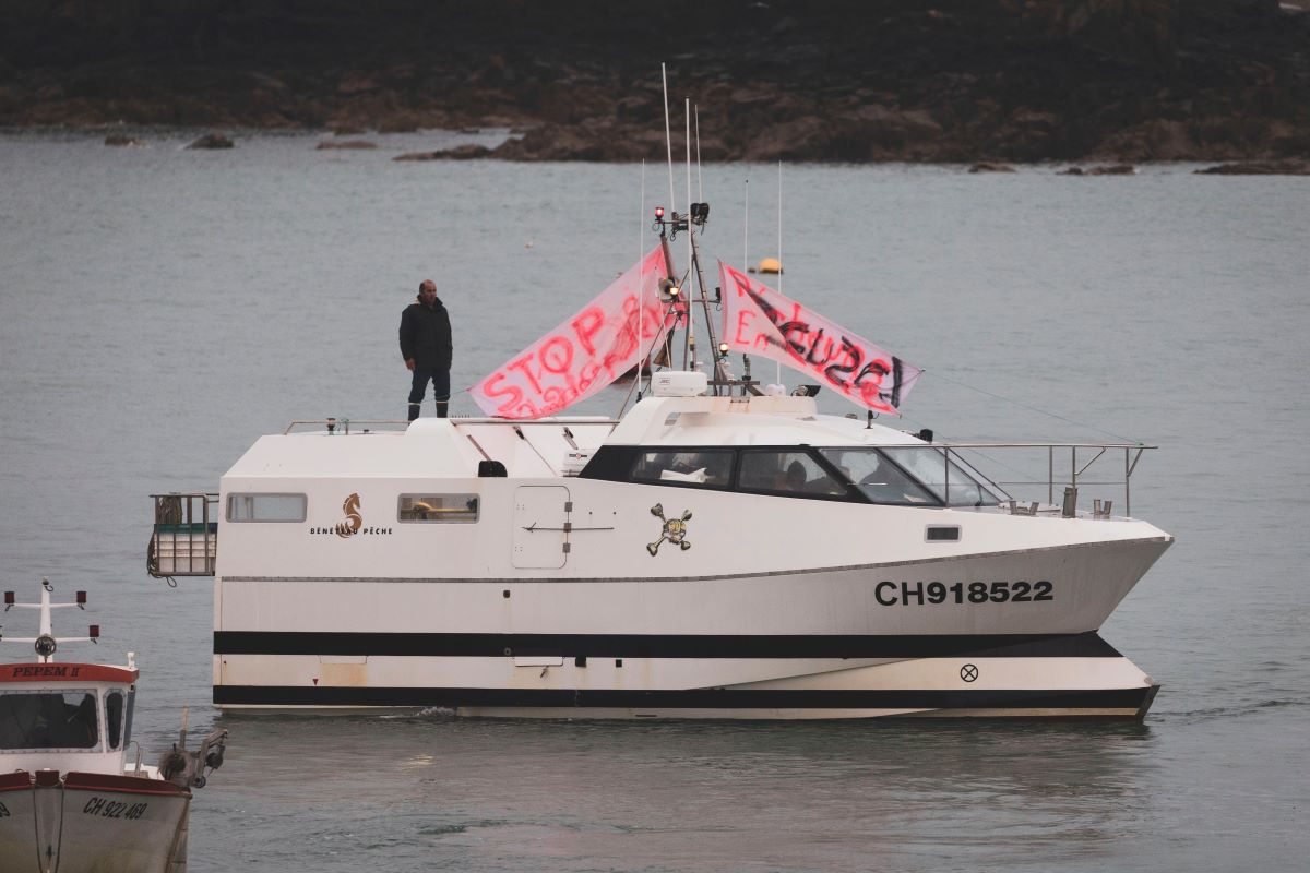 Brexit, pescatori francesi bloccano La Manica: “Rivogliamo le nostre licenze” Brexit, pescatori francesi bloccano La Manica: “Rivogliamo le nostre licenze”