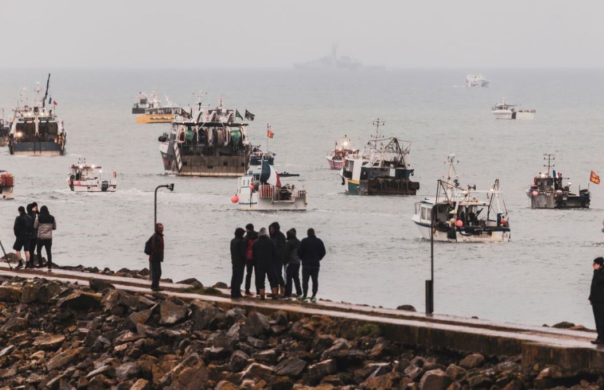 Brexit, pescatori francesi bloccano La Manica: “Rivogliamo le nostre licenze” Brexit, pescatori francesi bloccano La Manica: “Rivogliamo le nostre licenze”