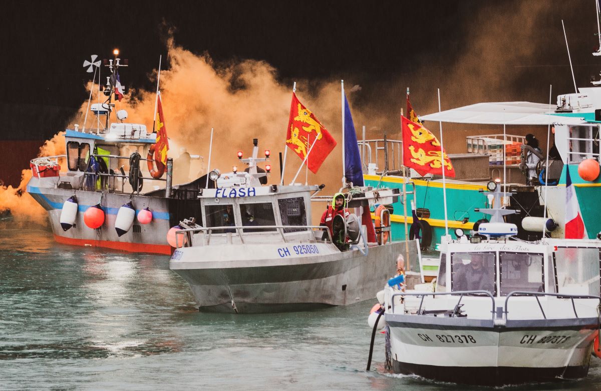 Brexit, pescatori francesi bloccano La Manica: “Rivogliamo le nostre licenze” Brexit, pescatori francesi bloccano La Manica: “Rivogliamo le nostre licenze”