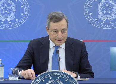 Vaccino bimbi, Draghi si tradisce: campagna del governo senza parere dell’Ema