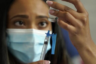 Vaccini, dal 15/12 obbligo a infermieri e forze dell’ordine. Numeri altissimi