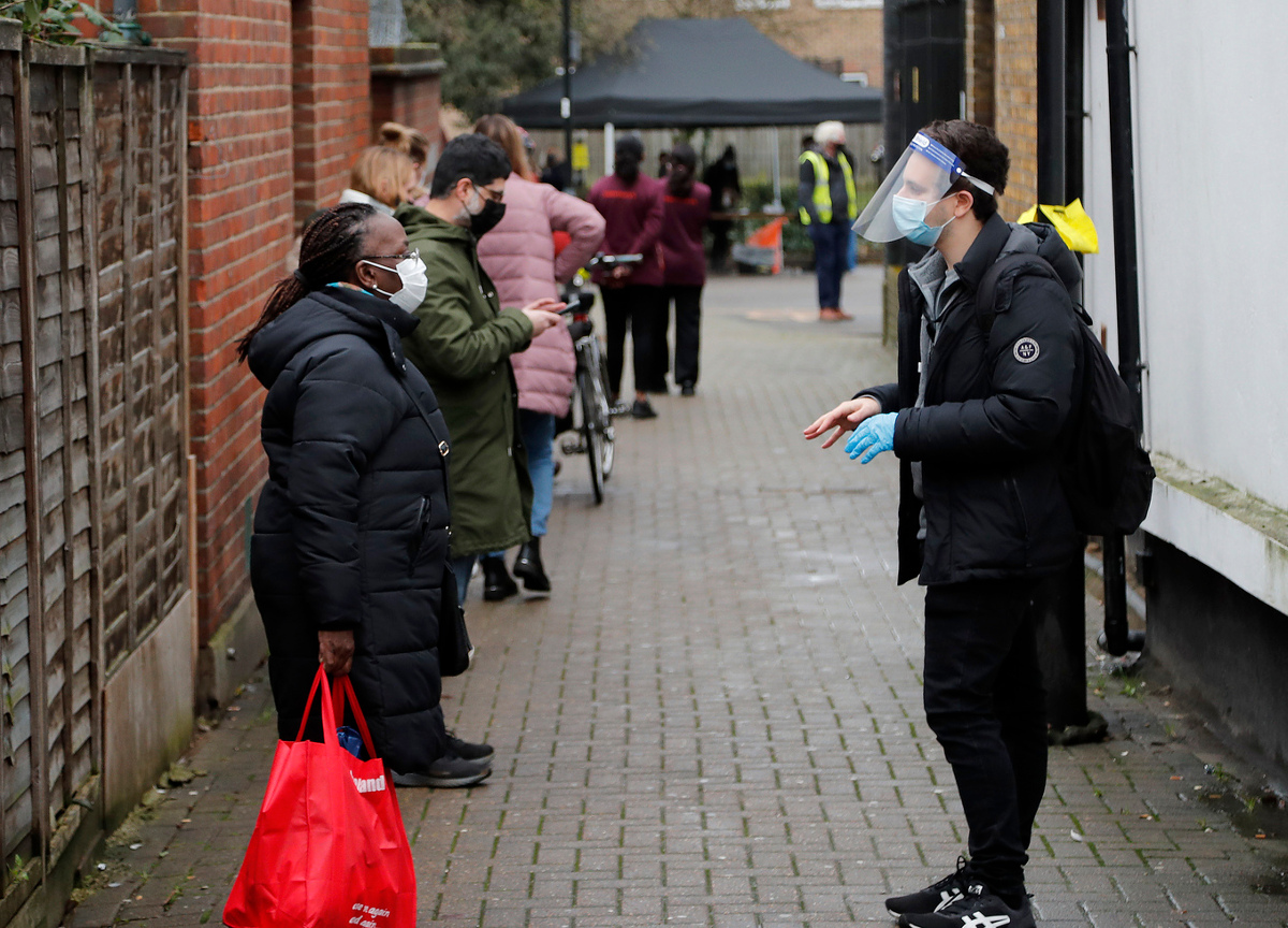 Coronavirus, la variante sudafricana con 32 mutazioni. Borse asiatiche a picco