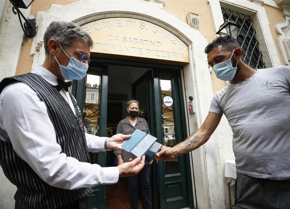 Green Pass, multe fino a 3mila €. Controlli a tappeto nei ristoranti e sui bus Green Pass, multe fino a 3mila €. Controlli a tappeto nei ristoranti e sui bus