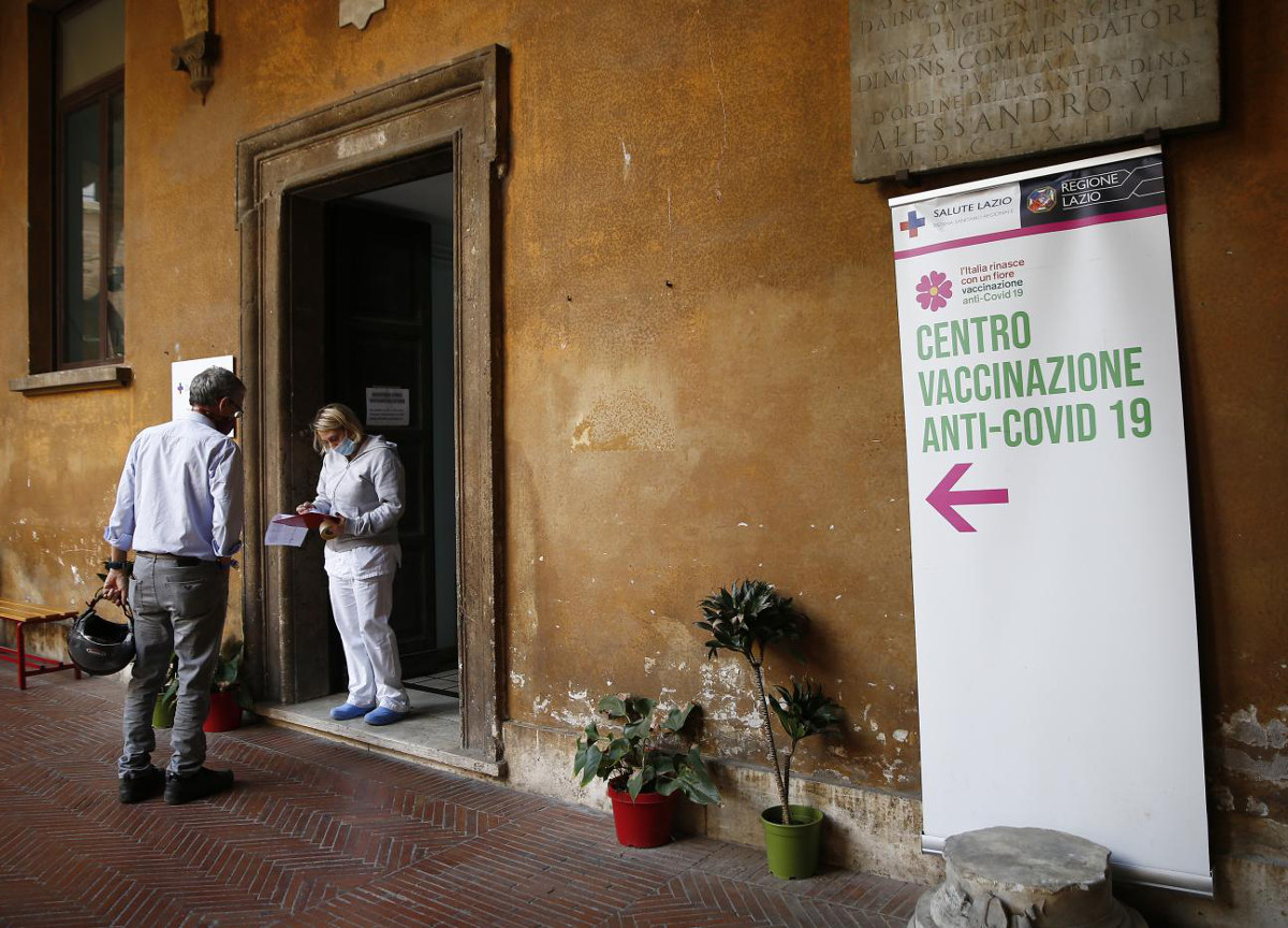 Vaccini, Crisanti: “Ritardo di 4 mesi sulle terze dosi. Ora siamo nei guai”