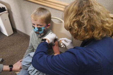 Vaccini, Crisanti: “Ritardo di 4 mesi sulle terze dosi. Ora siamo nei guai”