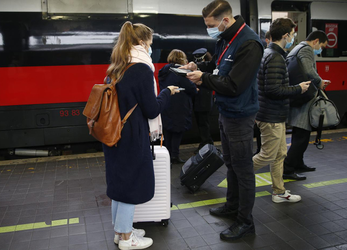 Green Pass, multe fino a 3mila €. Controlli a tappeto nei ristoranti e sui bus Green Pass, multe fino a 3mila €. Controlli a tappeto nei ristoranti e sui bus