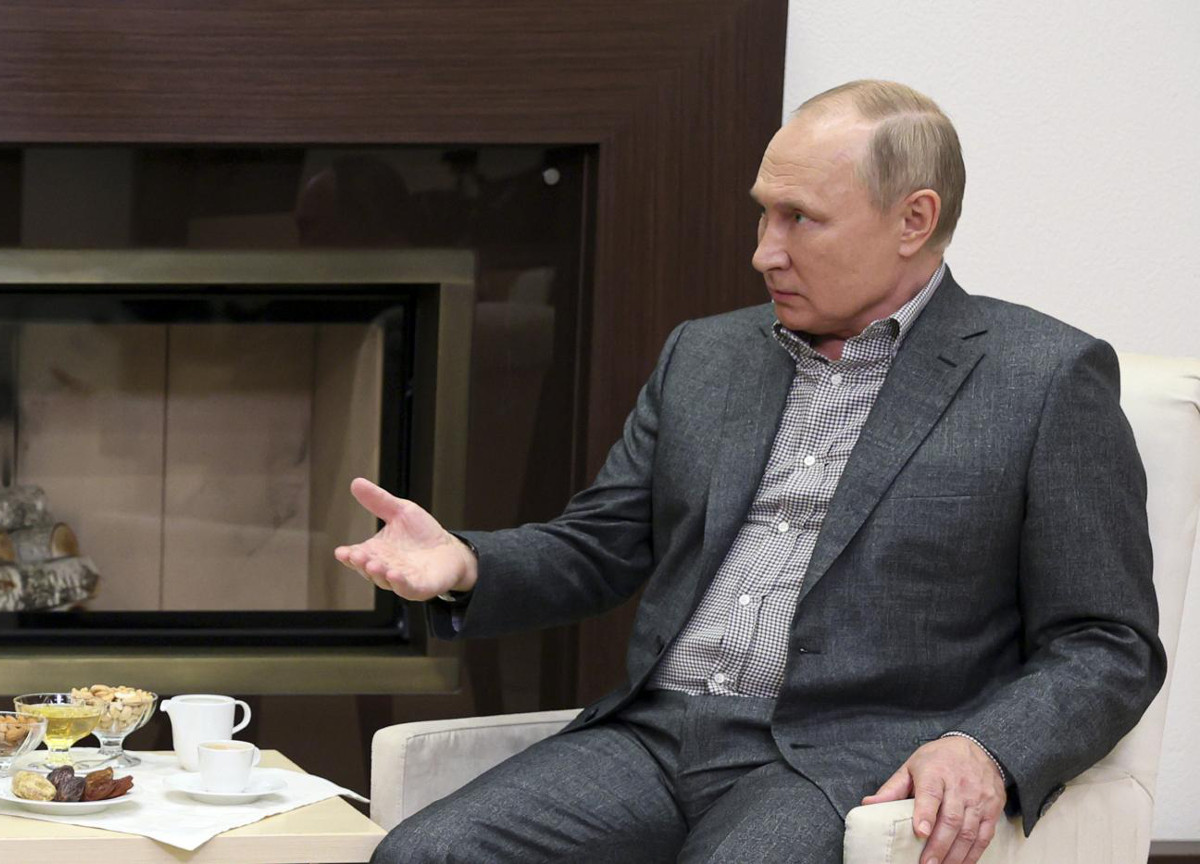 Russia, Putin si fa la terza dose. Ma il vaccino è una spruzzata per narice Russia, Putin si fa la terza dose. Ma il vaccino è una spruzzata per narice
