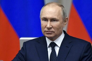 Russia, Putin si fa la terza dose. Ma il vaccino è una spruzzata per narice