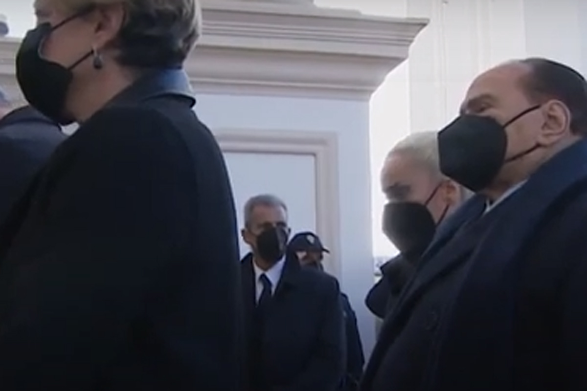 Funerale Doris: Berlusconi-Zaia in prima fila. 5mila all’arrivo del feretro Funerale Doris: Berlusconi-Zaia in prima fila. 5mila all’arrivo del feretro