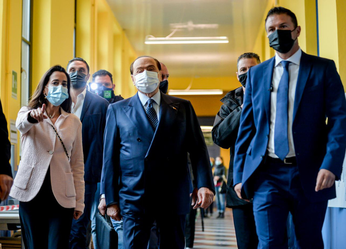 Fi, Berlusconi, corsa al Quirinale. Ex 5s: “Mi offrono soldi e posti in cda”