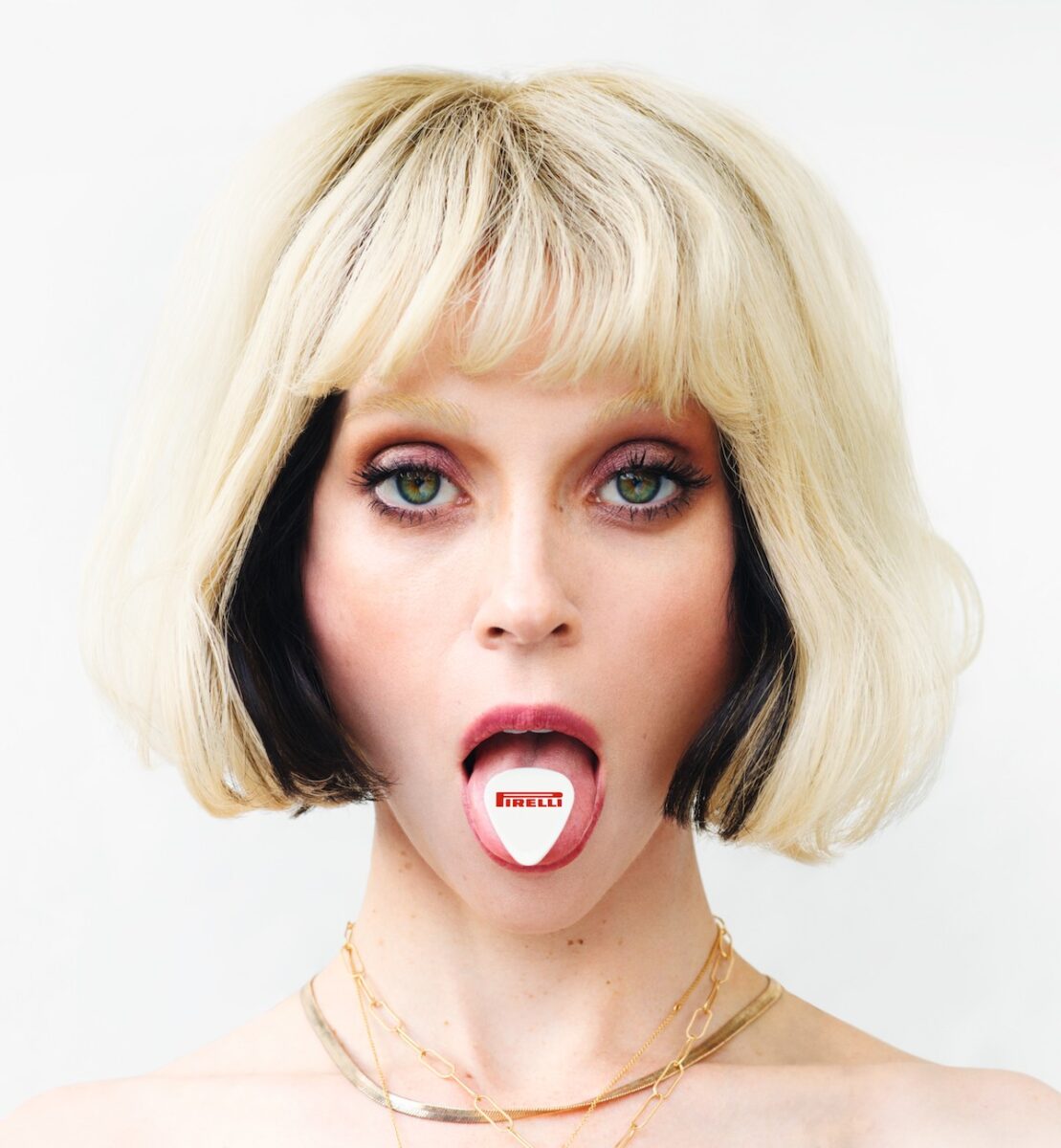 Il Calendario Pirelli 2022 a ritmo di  rock con Bryan Adams