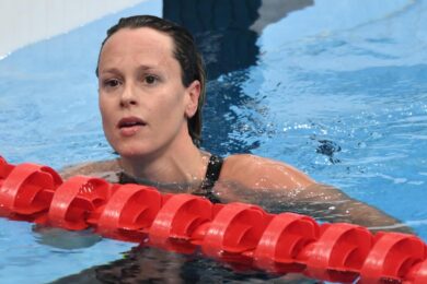 Federica Pellegrini, festa d’addio e tuffo in acqua con Malagò. Video