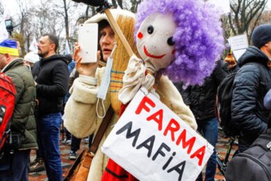 No Vax, serve uno sforzo per capirli e non abbandonarli ai ciarlatani