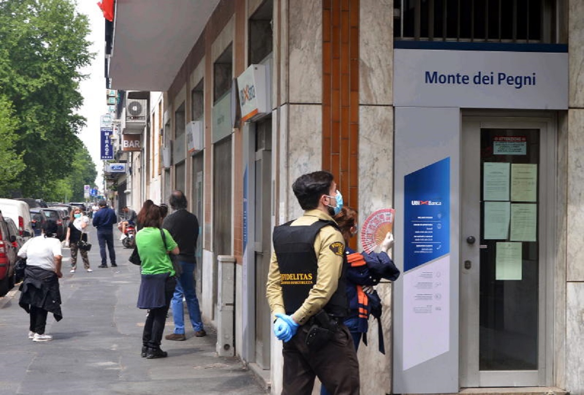 Natale, regali al Monte dei Pegni: business da un miliardo Natale, regali al Monte dei Pegni: business da un miliardo