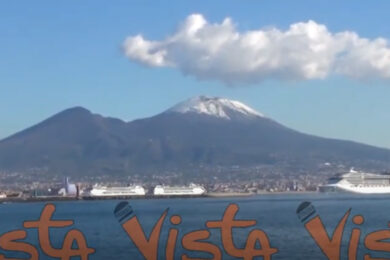 Prima neve sul Vesuvio, le immagini dal Golfo di Napoli. Video