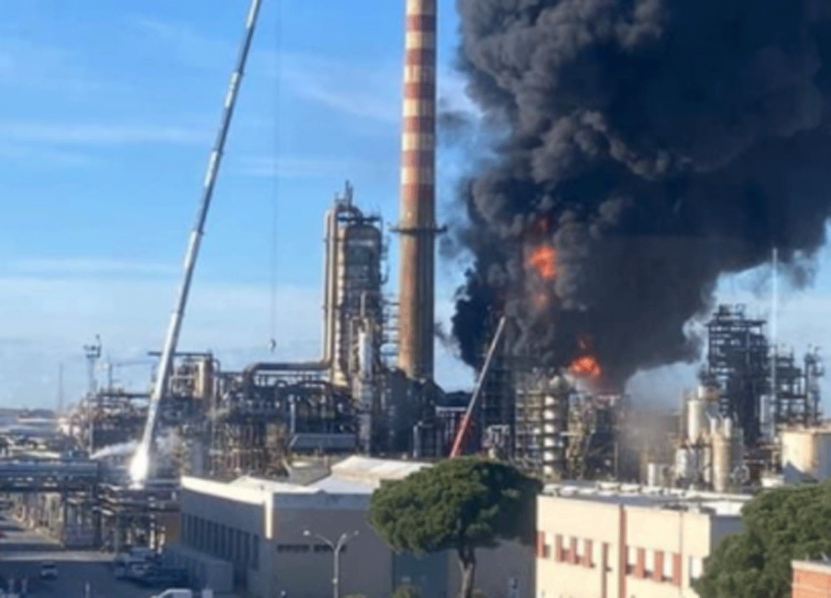Livorno, colonna di fumo ed esplosioni dalla raffineria Eni Livorno, colonna di fumo ed esplosioni dalla raffineria Eni
