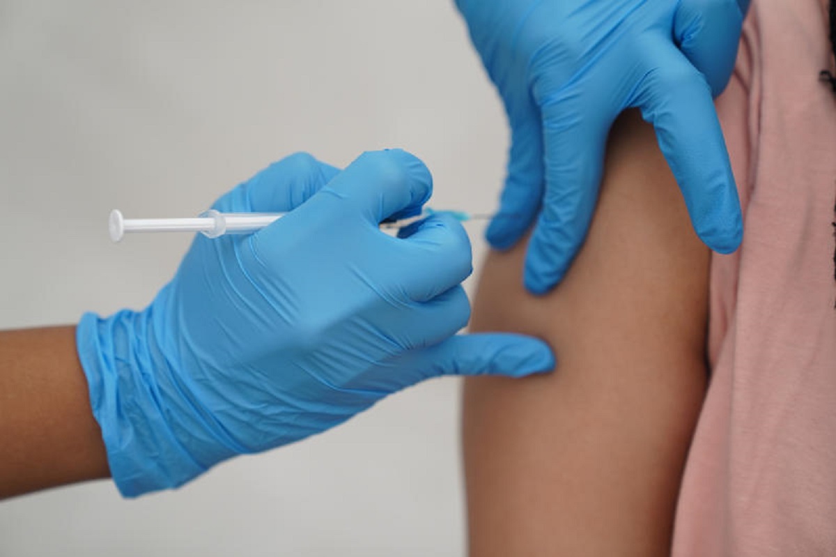 Vaccini: Lombardia, al via prenotazioni terza dose over 18 Vaccini: Lombardia, al via prenotazioni terza dose over 18