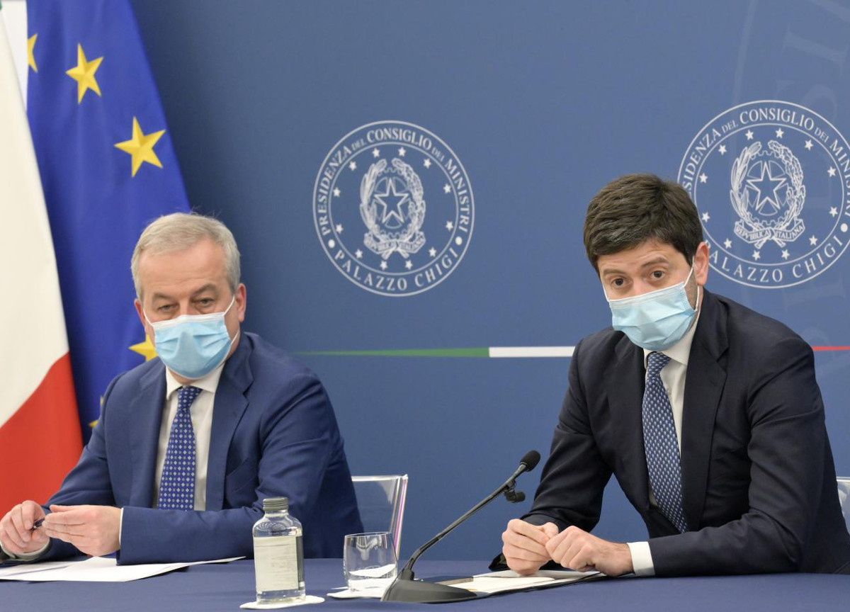 Virus, rivolta del Cts contro il capo. “Locatelli prende le decisioni da solo” Virus, rivolta del Cts contro il capo. “Locatelli prende le decisioni da solo”