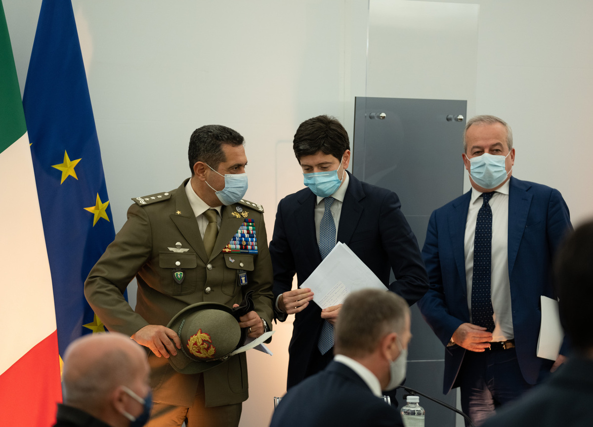 Scuola, Figliuolo manda militari a fare i tamponi anti Dad. Aiuteranno le Asl Scuola, Figliuolo manda militari a fare i tamponi anti Dad. Aiuteranno le Asl