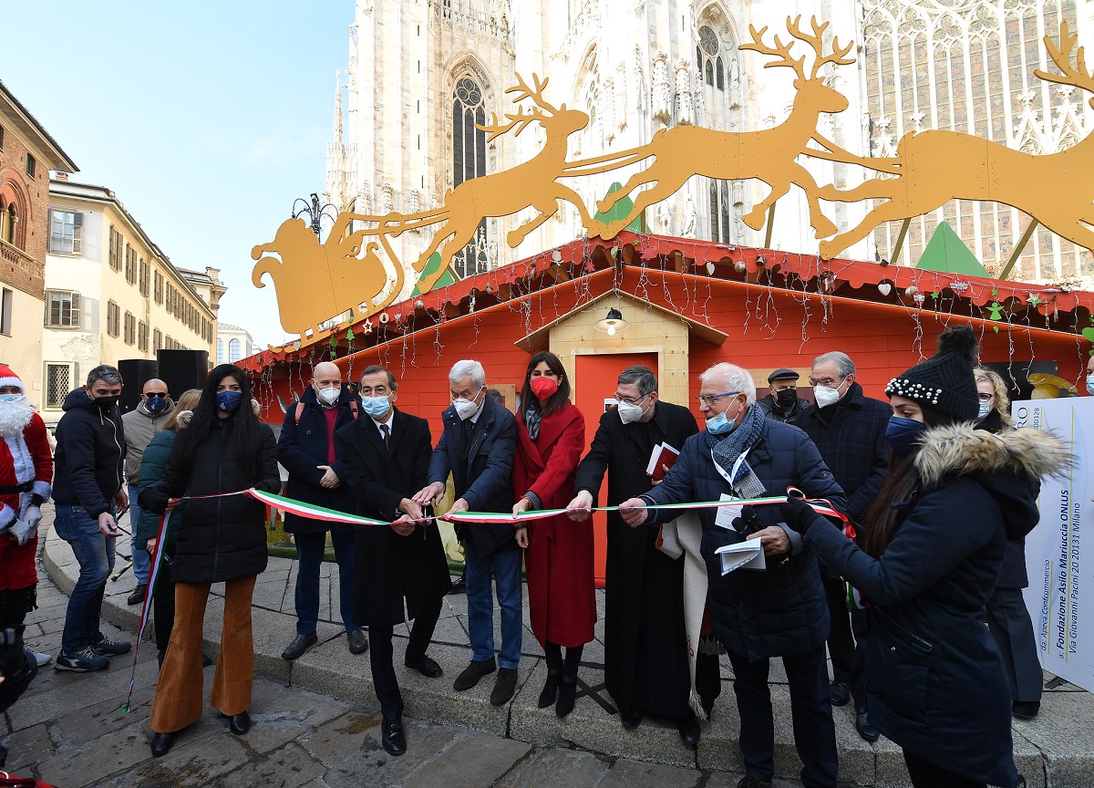 Milano, inaugurato il “Mercatino di Natale” in Duomo. FOTO e VIDEO Milano, inaugurato il “Mercatino di Natale” in Duomo. FOTO e VIDEO