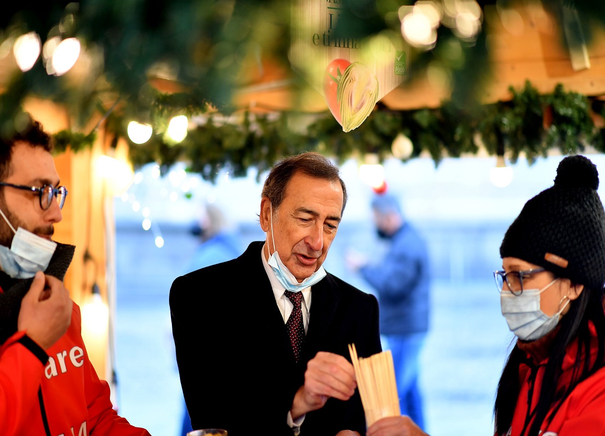 Milano, inaugurato il “Mercatino di Natale” in Duomo. FOTO e VIDEO Milano, inaugurato il “Mercatino di Natale” in Duomo. FOTO e VIDEO