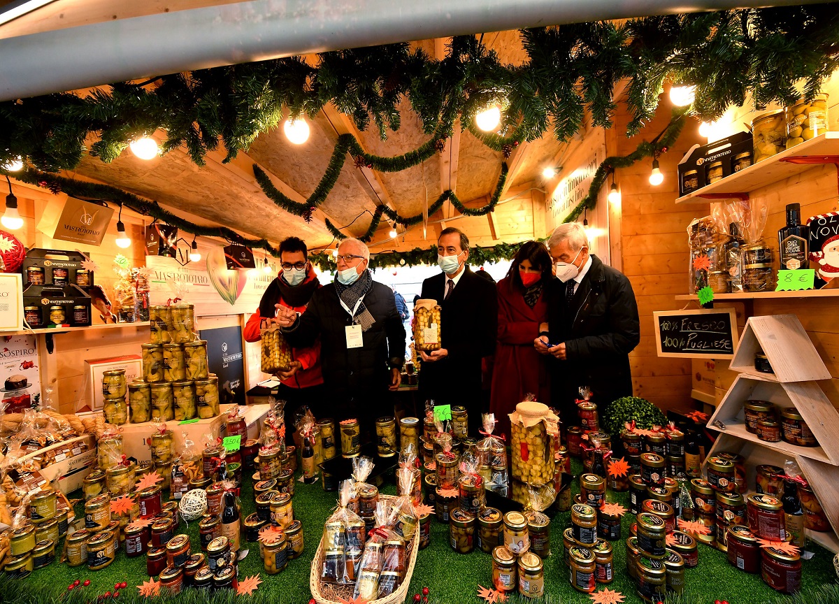 Milano, inaugurato il “Mercatino di Natale” in Duomo. FOTO e VIDEO Milano, inaugurato il “Mercatino di Natale” in Duomo. FOTO e VIDEO