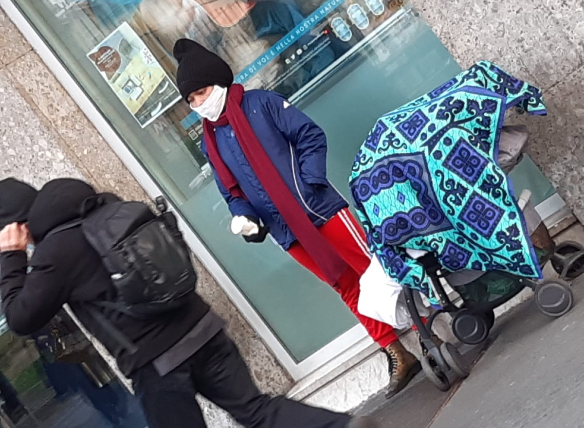 Milano, per loro non è Natale: l’immagine che sta emozionando un quartiere Milano, per loro non è Natale: l’immagine che sta emozionando un quartiere