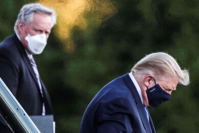 “Trump positivo al Covid lasciò la Casa Bianca nonostante il divieto medico”