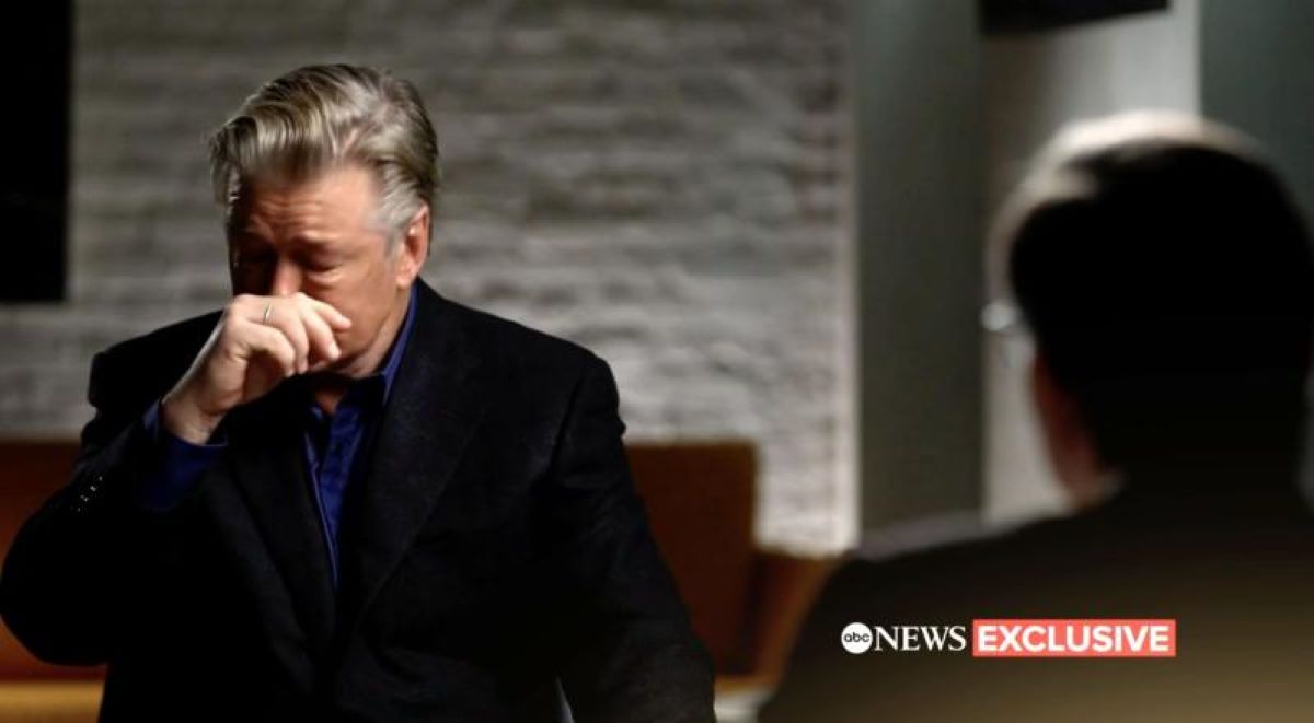 Alec Baldwin: “Mai premuto il grilletto né puntato la pistola contro Hutchins” Alec Baldwin: “Mai premuto il grilletto né puntato la pistola contro Hutchins”