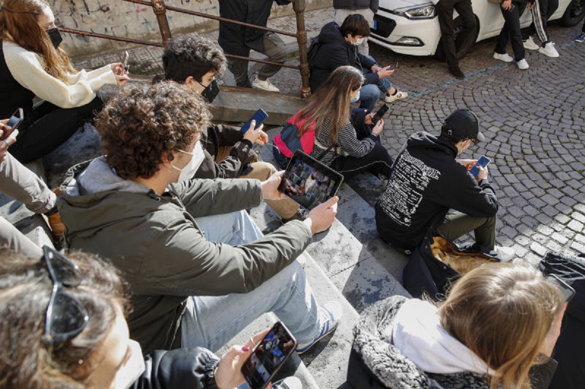 Nuoro, piercing vietati e via i cellulari: sciopero a oltranza dei liceali Nuoro, piercing vietati e via i cellulari: sciopero a oltranza dei liceali