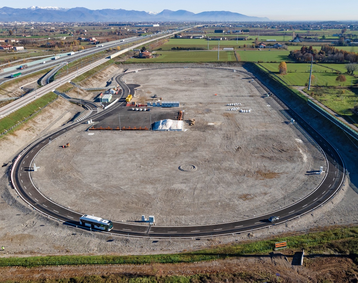 Stellantis: inaugurata “Arena del Futuro”, l’innovativa ricarica ad induzione Stellantis: inaugurata “Arena del Futuro”, l’innovativa ricarica ad induzione