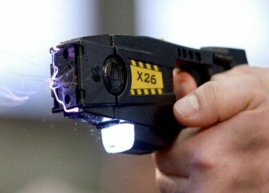 Polizia locale, in Lombardia via libera ai dissuasori elettrici “Stun gun”