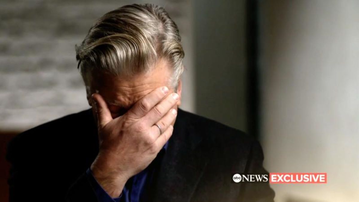 Alec Baldwin, incidente sul set: “Non è colpa mia, mi ha detto lei di sparare” Alec Baldwin, incidente sul set: “Non è colpa mia, mi ha detto lei di sparare”